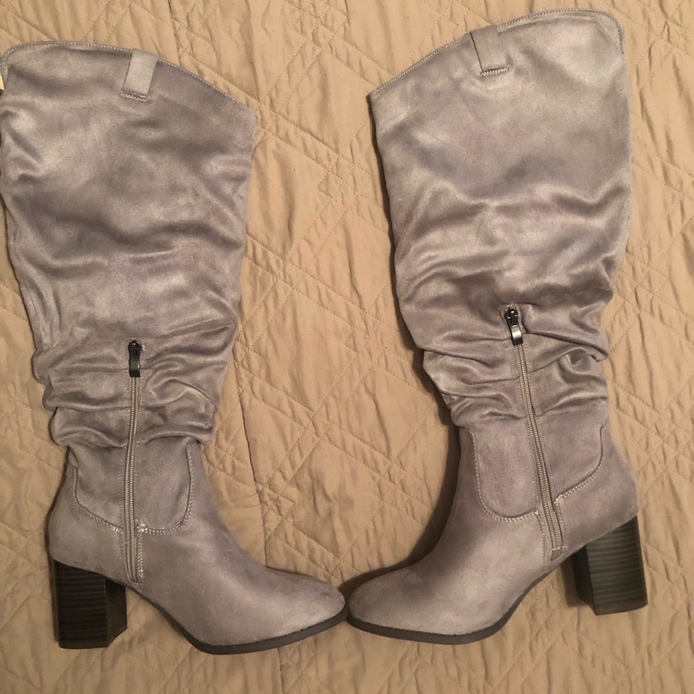 Chic Scrunchy Gray Faux Suede Knee high boots Size 9W